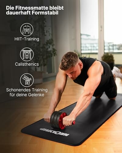 Mann trainiert mit Ab Roller auf Fitnessmatte