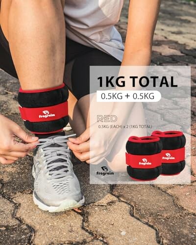 Person bindet rote Knöchelgewichte an.