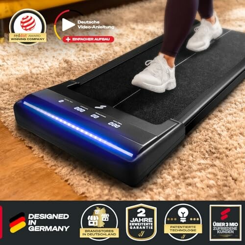 Person läuft auf kompaktem Laufband in Wohnzimmer.