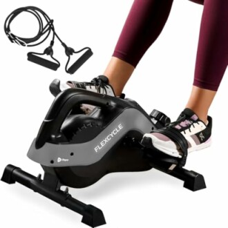 Person benutzt ein Mini-Heimtrainer mit Widerstandsbändern.