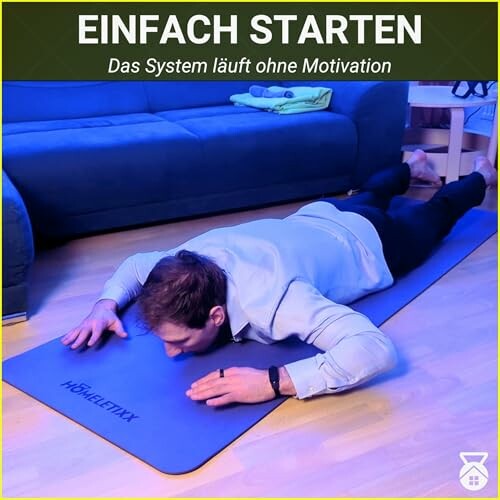Mann macht Übungen auf einer Yogamatte im Wohnzimmer.