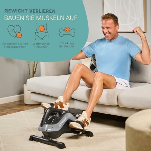 Mann trainiert mit Pedaltrainer auf Sofa