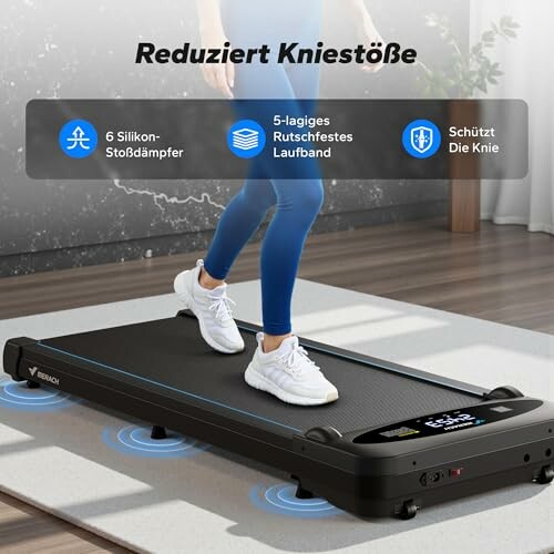 Person läuft auf einem Laufband mit Knieschutz
