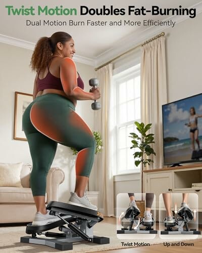 Frau trainiert auf Stepper mit Hanteln in Wohnzimmer