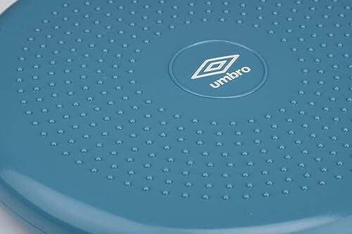 Blaues Balance-Board mit Noppen und Umbro-Logo