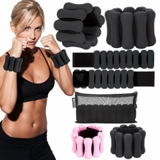 Frau trägt gewichtete Armbänder und verschiedene Fitnessgewichte.