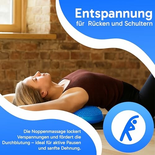 Frau entspannt auf einem Noppenmassagekissen.