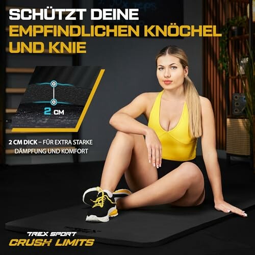 Frau sitzt auf einer 2 cm dicken Yogamatte, schützt Knöchel und Knie, Trex Sport.