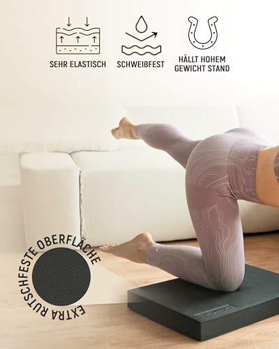 Person auf Yoga-Matte mit Bein in der Luft